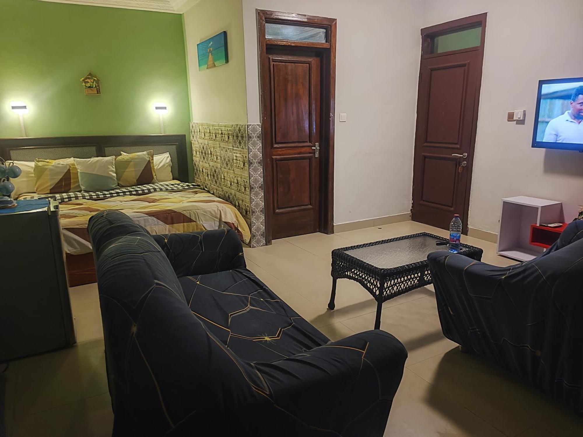 Отель Ellisa Hospitality And Spa Аккра Экстерьер фото