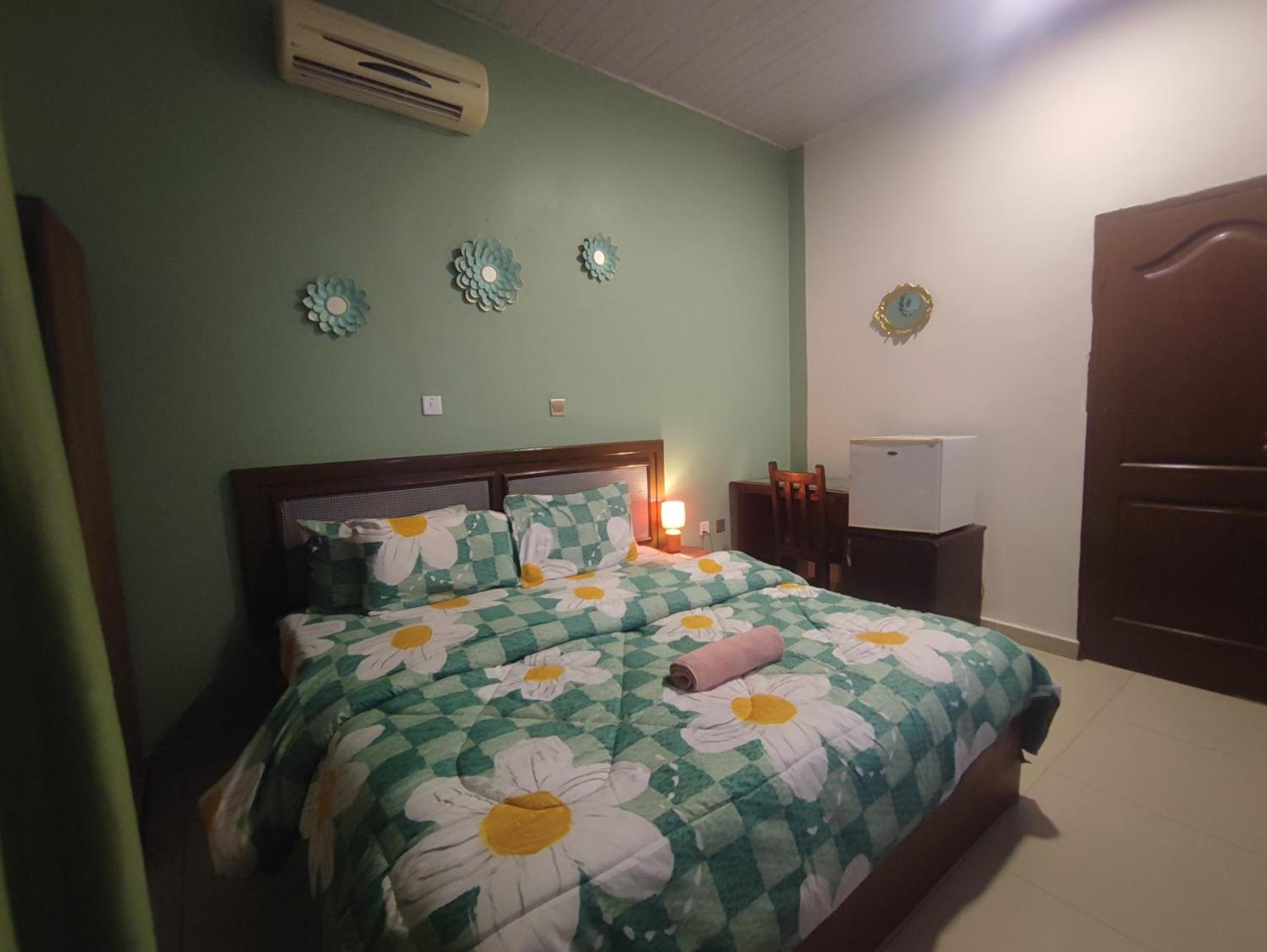 Отель Ellisa Hospitality And Spa Аккра Экстерьер фото