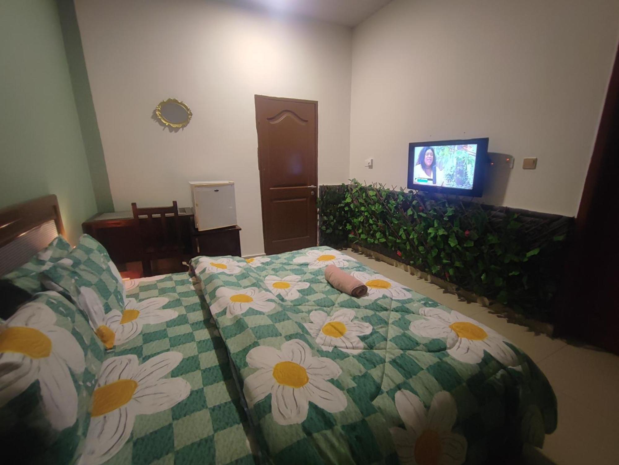 Отель Ellisa Hospitality And Spa Аккра Экстерьер фото