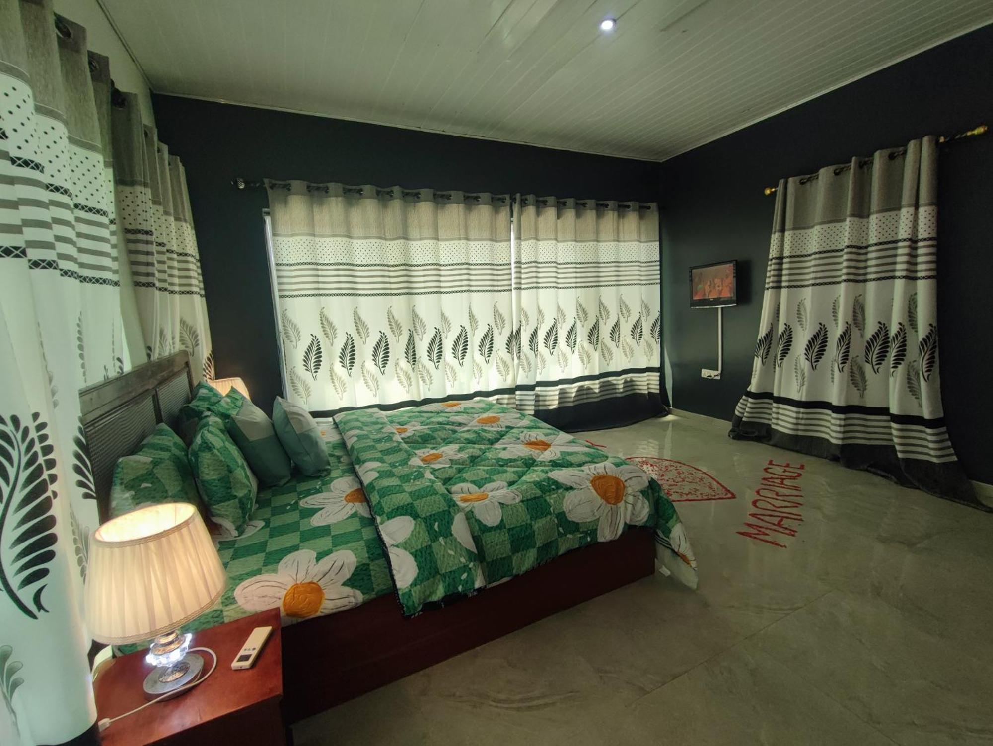 Отель Ellisa Hospitality And Spa Аккра Экстерьер фото